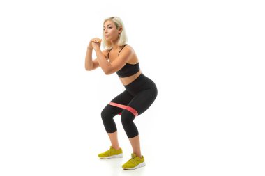 Stüdyoda beyazlara karşı poz veren güzel sarışın kadın. 