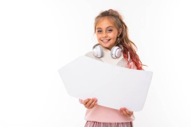 Küçük şirin kız beyaz arkaplana karşı mukavva desen çiziyor  