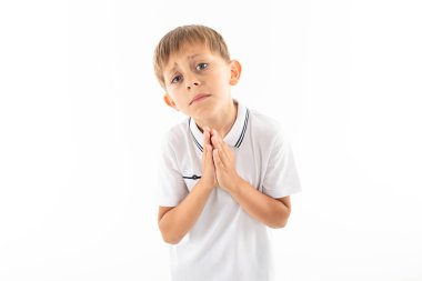 Stüdyoda beyazlara karşı poz veren sevimli küçük çocuk.