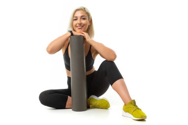 Stüdyoda beyazlara karşı poz veren güzel sarışın kadın. 