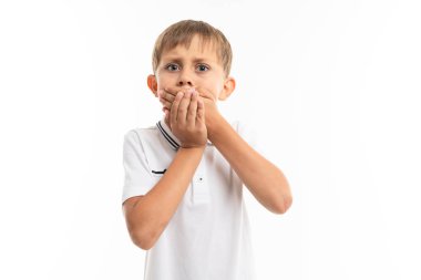 duygusal yakışıklı çocuk beyazlara karşı poz veriyor 