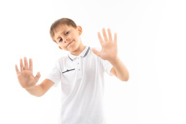 Tatlı çocuk jestler yapıyor. 