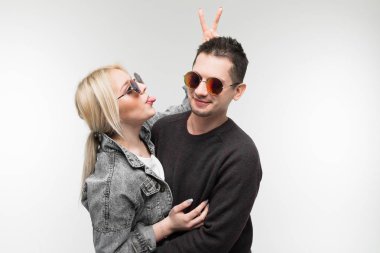 Gülümseyen güzel bir kız ve yakışıklı bir erkek arkadaş.