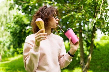 Dondurmalı ve kahveli kız.