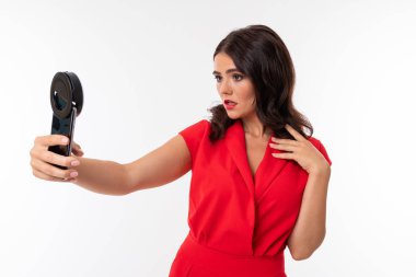 Kırmızılı güzel kadın ve selfie kamerası.