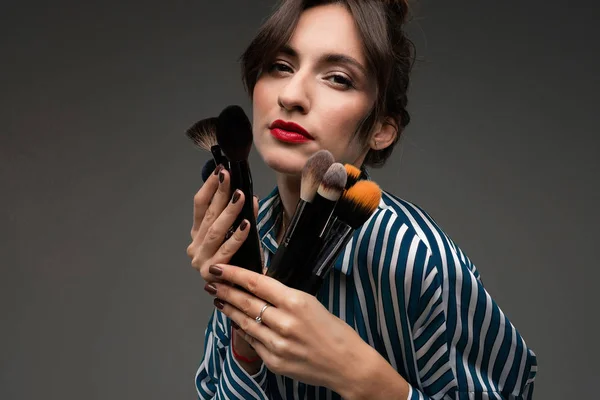 Young Beautiful Woman Make Brushes — Stock Photo, Image