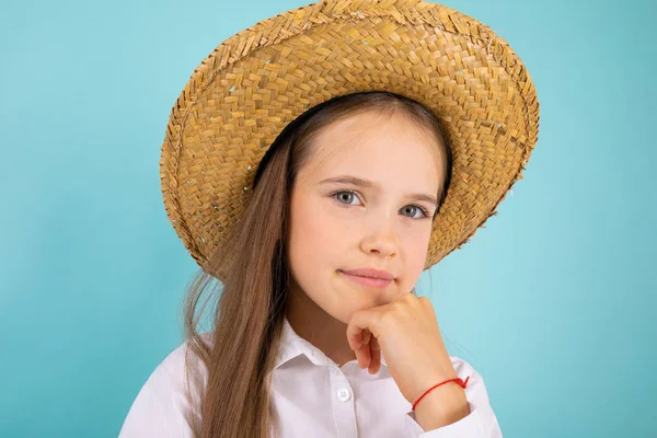 Mignonne Petite Fille Portant Chapeau Paille Posant Studio — Photo