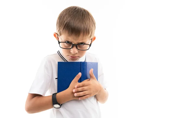 Schöner Junge Mit Notizbuch Gegen Weiß — Stockfoto