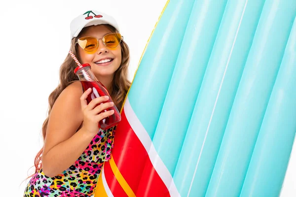 Carino Bambina Posa Spiaggia Stile Contro Bianco Sfondo — Foto Stock