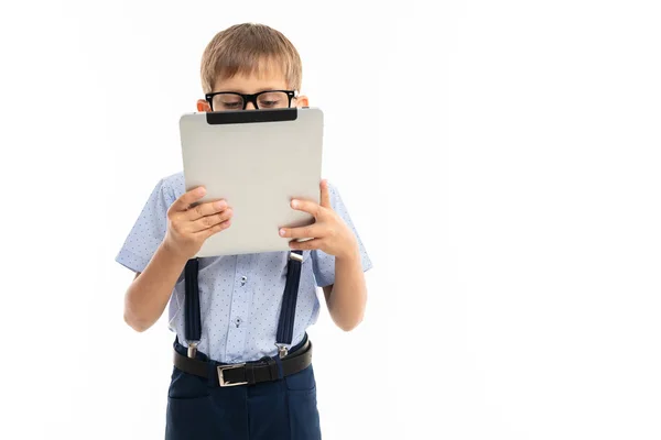 Niño Con Comprimido Contra Blanco — Foto de Stock