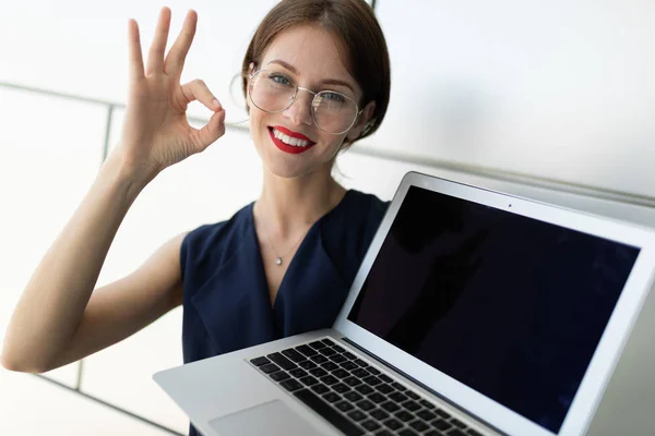 Jovem Mulher Negócios Bonita Com Laptop — Fotografia de Stock