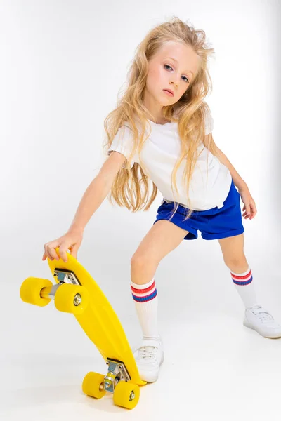 Cool Niña Posando Con Skate —  Fotos de Stock