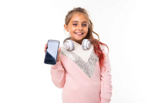 Linda Niña Posando Teléfono Móvil Contra Fondo Blanco — Foto de Stock