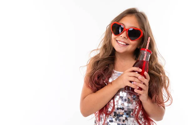 Mooi Meisje Poseren Met Drank Tegen Witte Achtergrond — Stockfoto