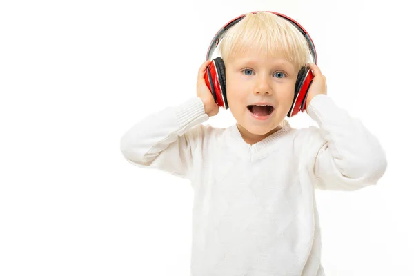 Netter Kleiner Junge Mit Kopfhörern — Stockfoto