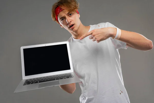 Adolescente Com Laptop Contra Cinza — Fotografia de Stock