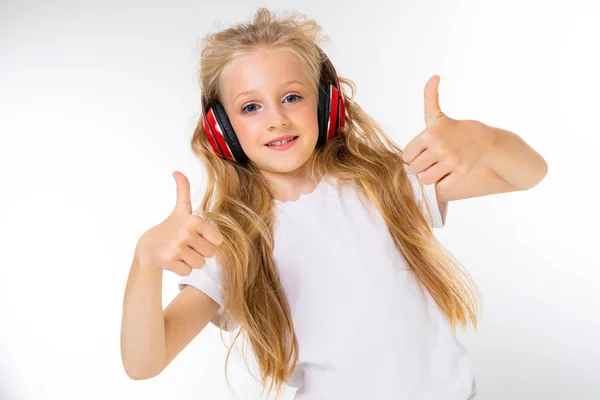 Nettes Kleines Mädchen Hört Musik Und Posiert Studio — Stockfoto