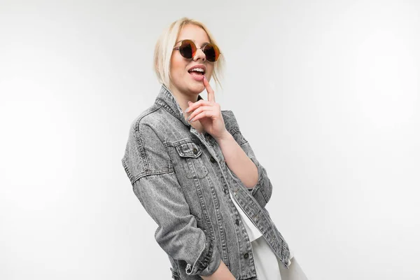 Porträt Des Jungen Charmanten Fröhlichen Blonden Mädchens Jeansjacke Posierend Und — Stockfoto