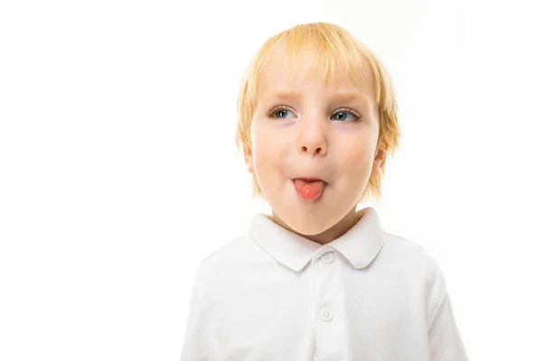 Kleiner Junge Posiert Vor Weißem Hintergrund — Stockfoto