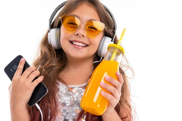 Hermosa Chica Posando Con Auriculares Teléfono Móvil Sobre Fondo Blanco — Foto de Stock