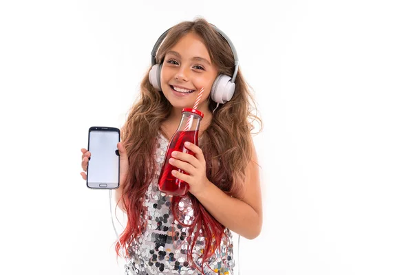 Hermosa Chica Posando Con Auriculares Teléfono Móvil Sobre Fondo Blanco — Foto de Stock