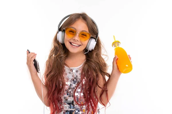 Hermosa Chica Posando Con Auriculares Teléfono Móvil Sobre Fondo Blanco — Foto de Stock