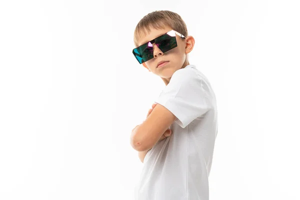 Lindo Chico Gafas Sol Posando Estudio —  Fotos de Stock