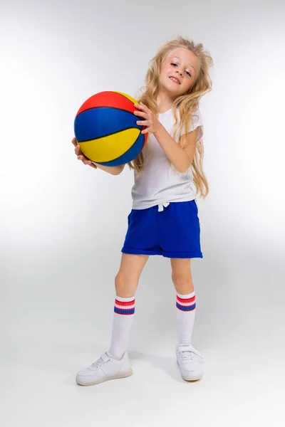 かわいいですスポーティな女の子ポーズでバスケットボールボール — ストック写真