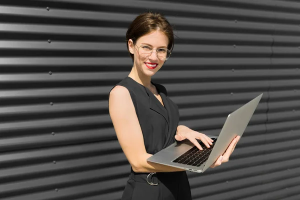 Young Beautiful Businesswoman Laptop — Stock Photo, Image