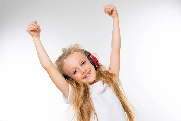 Nettes Kleines Mädchen Hört Musik Und Posiert Studio — Stockfoto