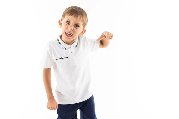 Bonito Menino Fazendo Rosto Expressão Posando Estúdio Contra Branco — Fotografia de Stock