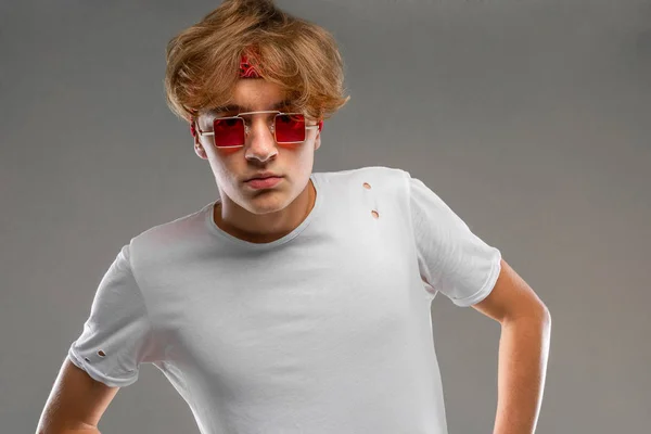 Schöner Emotionaler Teenager Junge Posiert Studio Gegen Grau — Stockfoto