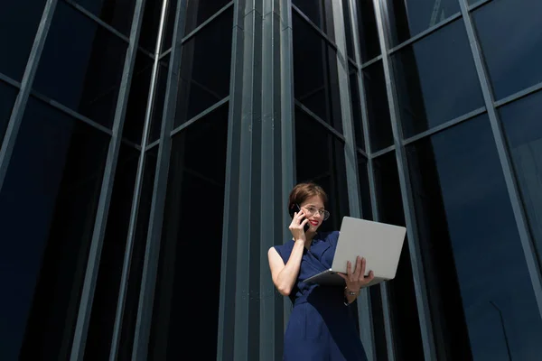 Mujer Negocios Trabajando Aire Libre Con Ordenador Portátil — Foto de Stock