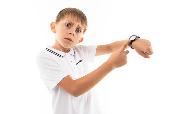 Junge Mit Uhr Gegen Weiß — Stockfoto