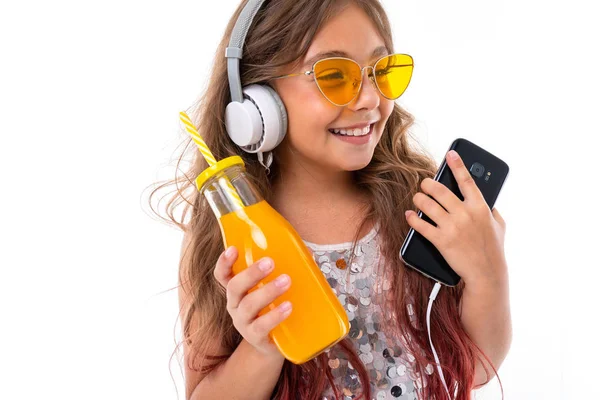 Hermosa Chica Posando Con Auriculares Teléfono Móvil Sobre Fondo Blanco — Foto de Stock