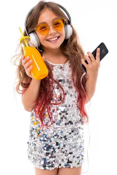 Adolescente Vestido Espumante Óculos Sol Amarelos Vibrantes Com Grandes Fones — Fotografia de Stock