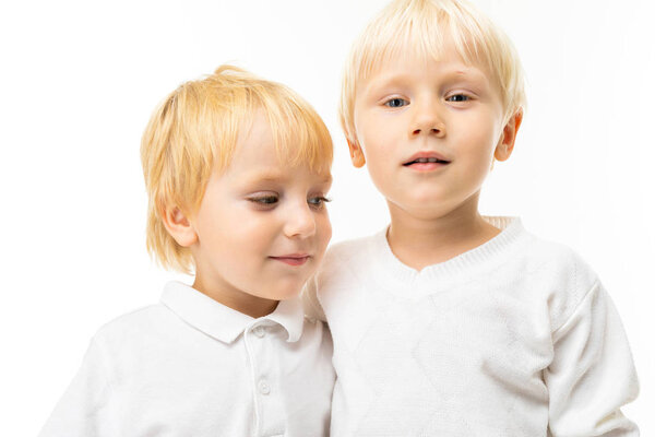 крупным планом портрет двух маленьких братьев
 