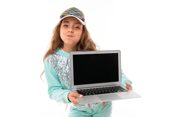 Милая Маленькая Девочка Позирует Ноутбуком Белом Фоне — стоковое фото