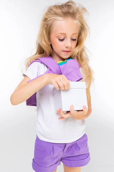 Schattig Klein Meisje Opening Doos — Stockfoto