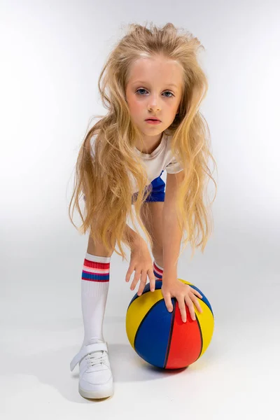 Linda Niña Deportiva Posando Con Pelota Baloncesto —  Fotos de Stock