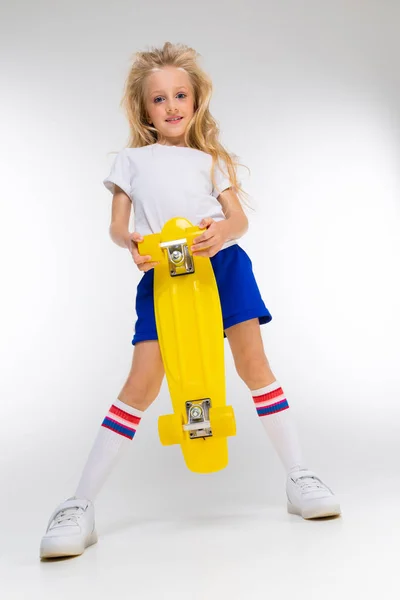 Cool Niña Posando Con Skate —  Fotos de Stock