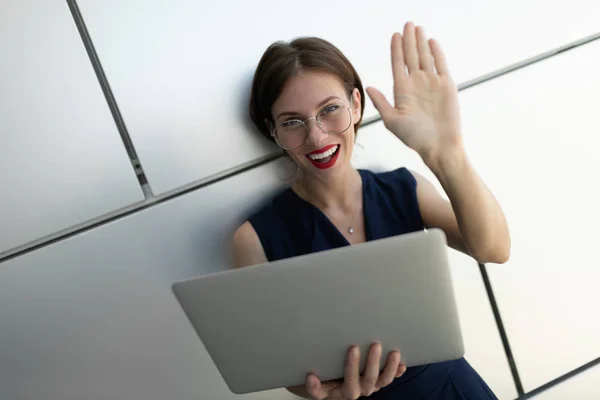 Jovem Mulher Negócios Bonita Com Laptop — Fotografia de Stock