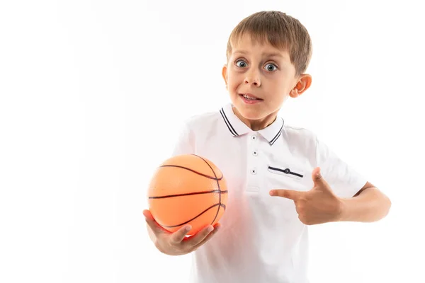 Anak Kecil Bermain Dengan Bola Basket — Stok Foto
