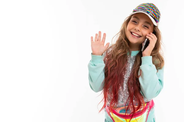 Χαριτωμένο Κοριτσάκι Ποζάρουν Κινητό Τηλέφωνο Λευκό Φόντο — Φωτογραφία Αρχείου