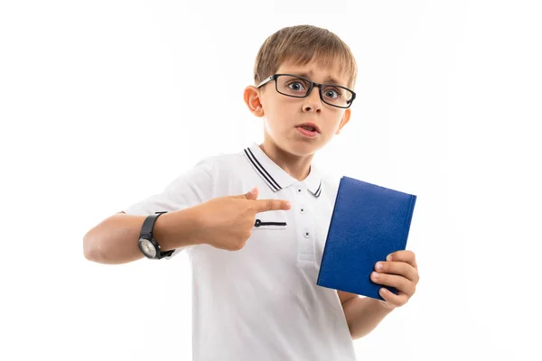 Menino Bonito Com Notebook Contra Branco — Fotografia de Stock