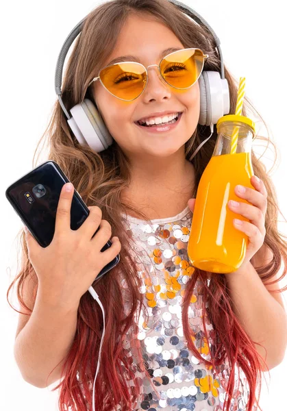 Piękna Dziewczyna Pozowanie Słuchawkami Telefon Komórkowy Białym Tle — Zdjęcie stockowe