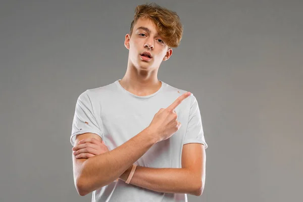 Guapo Emocional Adolescente Posando Estudio Contra Gris —  Fotos de Stock