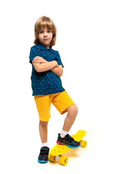 Anak Kecil Sporty Dengan Skate — Stok Foto