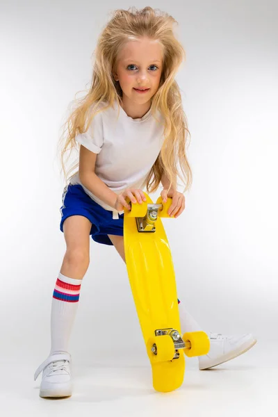 Cool Niña Posando Con Skate —  Fotos de Stock