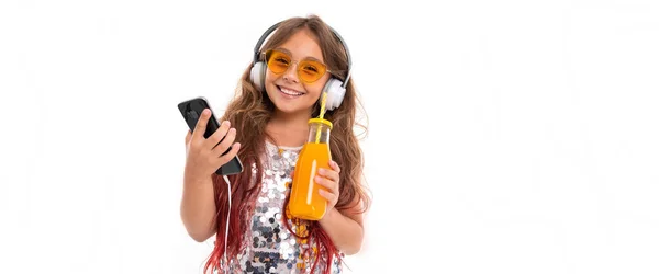 Hermosa Chica Posando Con Auriculares Teléfono Móvil Sobre Fondo Blanco —  Fotos de Stock